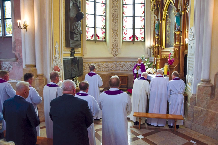 Modlitwa w kaplicy Matki Bożej Częstochowskiej w radomskiej katedrze.