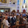 Młodzi w kościele sanktuaryjnym.
