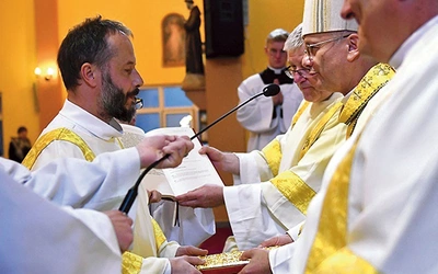 Diakon Mariusz Grondys jest na co dzień zaangażowany życie parafii pw. św. Franciszka z Asyżu w Zielonej Górze, gdzie należy do Fraterni Franciszkańskiej Effatha. Pracuje jako nauczyciel przedmiotów zawodowych i katecheta w Zespole Szkół i Placówek Kształcenia Zawodowego. Ma żonę i dwójkę dzieci. Informacje o przygotowaniu do diakonatu stałego na: www.ift.zgora.pl.