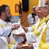 Diakon Mariusz Grondys jest na co dzień zaangażowany życie parafii pw. św. Franciszka z Asyżu w Zielonej Górze, gdzie należy do Fraterni Franciszkańskiej Effatha. Pracuje jako nauczyciel przedmiotów zawodowych i katecheta w Zespole Szkół i Placówek Kształcenia Zawodowego. Ma żonę i dwójkę dzieci. Informacje o przygotowaniu do diakonatu stałego na: www.ift.zgora.pl.