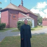 Drewniany kościół ma swoje początki w 1763 roku. Ks. Piotr Błażejczyk, obejmując probostwo, był najmłodszym proboszczem w diecezji. To także stolarz, kierowca autobusu i oblat benedyktyński.