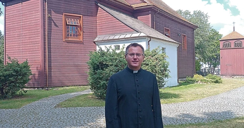 Drewniany kościół ma swoje początki w 1763 roku. Ks. Piotr Błażejczyk, obejmując probostwo, był najmłodszym proboszczem w diecezji. To także stolarz, kierowca autobusu i oblat benedyktyński.