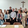 Ci ludzie będą pomagać w swoim otoczeniu osobom głuchym.