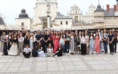 – Cała nasza oaza przepełniona jest modlitwą. Chcemy poprzez różnego rodzaju formy pokazać młodemu człowiekowi,  że modlitwa  w życiu człowieka czyni cuda  i może przemieniać nasze serca  – podkreśla  ks. Paweł Grzesiak.  Na zdjęciu wizyta na Jasnej Górze.