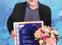 Remigiusz Mazur-Hanaj to muzyk, etnograf, animator i publicysta, który dokumentuje muzykę ludową  in crudo. To też współautor źródłowych publikacji etnomuzykologicznych i odnowiciel grania na lirze w Polsce. W Radiu Józef prowadził audycję „Muzyka ma duszę”. Współpracuje z Radiowym Centrum Kultury Ludowej Polskiego Radia.