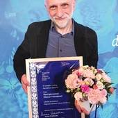 Remigiusz Mazur-Hanaj to muzyk, etnograf, animator i publicysta, który dokumentuje muzykę ludową  in crudo. To też współautor źródłowych publikacji etnomuzykologicznych i odnowiciel grania na lirze w Polsce. W Radiu Józef prowadził audycję „Muzyka ma duszę”. Współpracuje z Radiowym Centrum Kultury Ludowej Polskiego Radia.