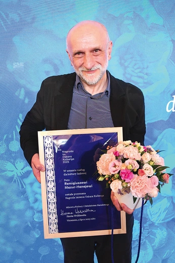 Remigiusz Mazur-Hanaj to muzyk, etnograf, animator i publicysta, który dokumentuje muzykę ludową  in crudo. To też współautor źródłowych publikacji etnomuzykologicznych i odnowiciel grania na lirze w Polsce. W Radiu Józef prowadził audycję „Muzyka ma duszę”. Współpracuje z Radiowym Centrum Kultury Ludowej Polskiego Radia.