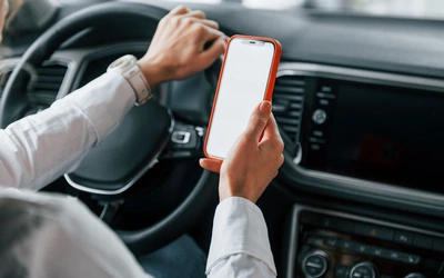 Telefon za kierownicą – konsekwencje i sposoby na unikanie rozproszenia