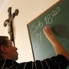 Sondaż na temat liczby lekcji religii w szkołach