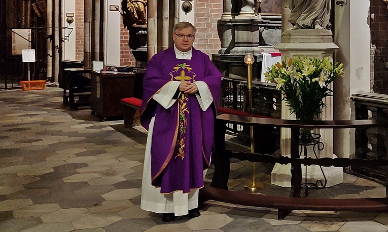 Zwiedzanie archikatedry wrocławskiej z proboszczem przyciągnęło tłum. Będzie kontynuacja