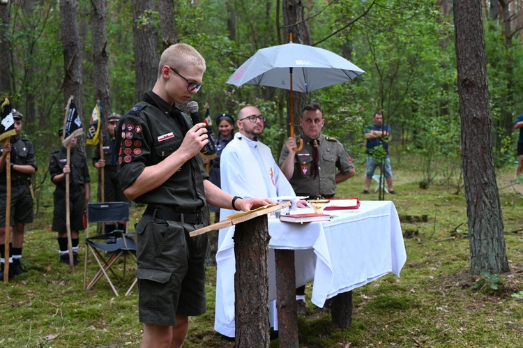 Harcerska Msza św. w lesie