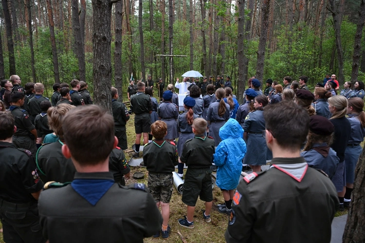 Harcerska Msza św. w lesie