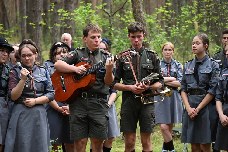 Harcerska Msza św. w lesie