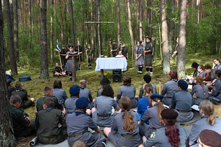 Harcerska Msza św. w lesie