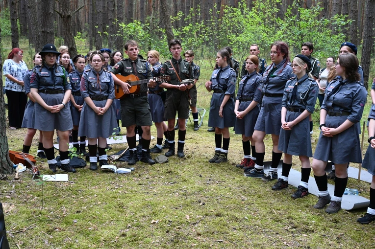 Harcerska Msza św. w lesie