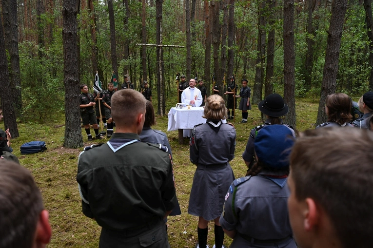 Harcerska Msza św. w lesie