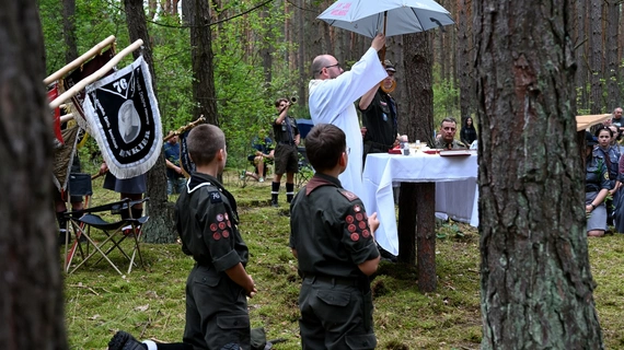 Harcerska Msza św. w lesie