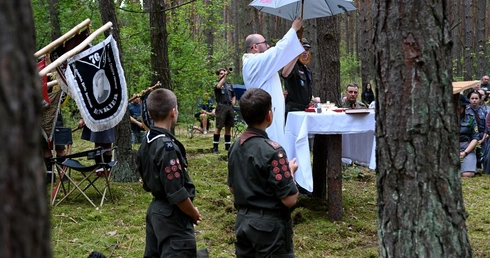 Harcerska Msza św. w lesie