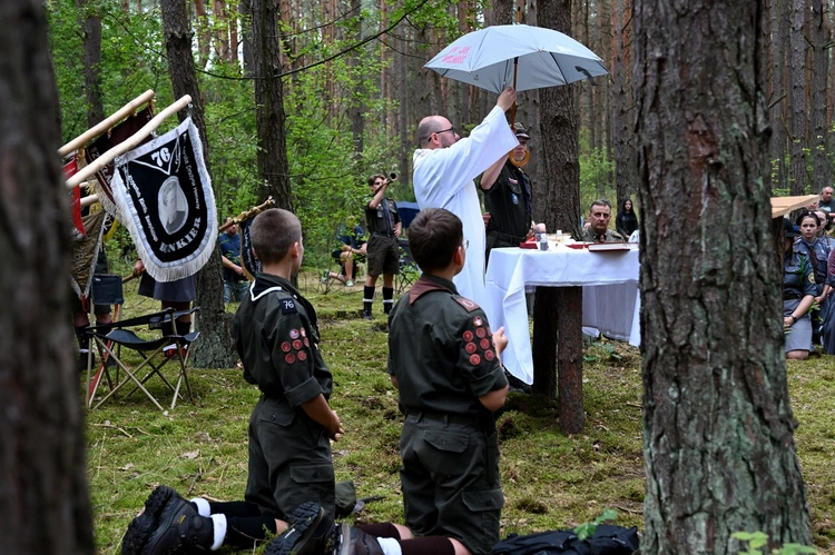 Harcerska Msza św. w lesie