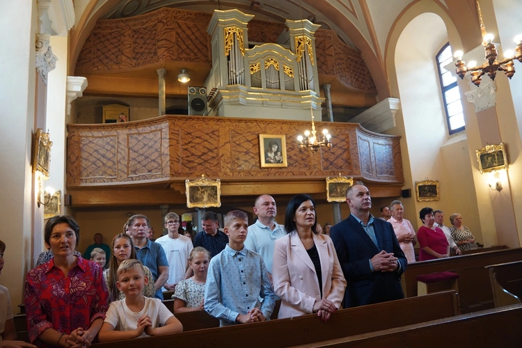 Kościół w Psarach, należący do parafii pw. św. Jakuba Apostoła w Małujowicach, pięknieje