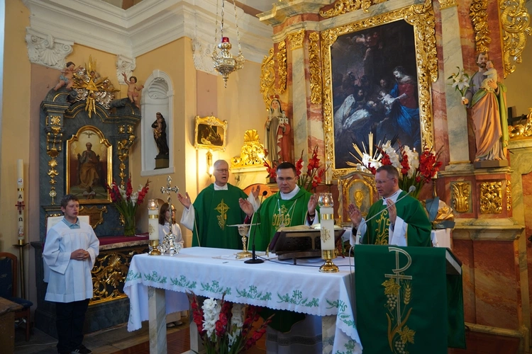 Kościół w Psarach, należący do parafii pw. św. Jakuba Apostoła w Małujowicach, pięknieje