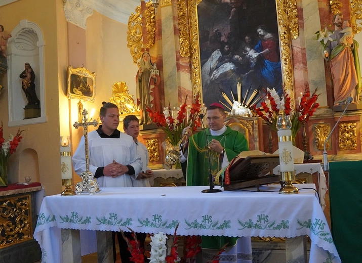 Kościół w Psarach, należący do parafii pw. św. Jakuba Apostoła w Małujowicach, pięknieje