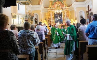 Kościół w Psarach, należący do parafii pw. św. Jakuba Apostoła w Małujowicach, pięknieje