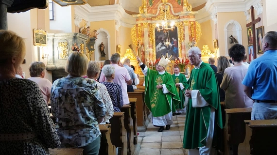 Kościół w Psarach, należący do parafii pw. św. Jakuba Apostoła w Małujowicach, pięknieje