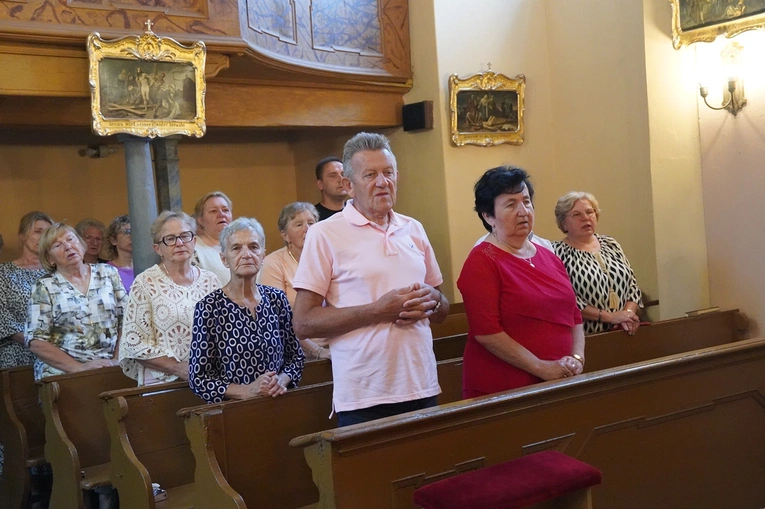Kościół w Psarach, należący do parafii pw. św. Jakuba Apostoła w Małujowicach, pięknieje
