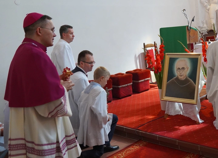 Gać. Wprowadzenie relikwii św. Maksymiliana Marii Kolbego 