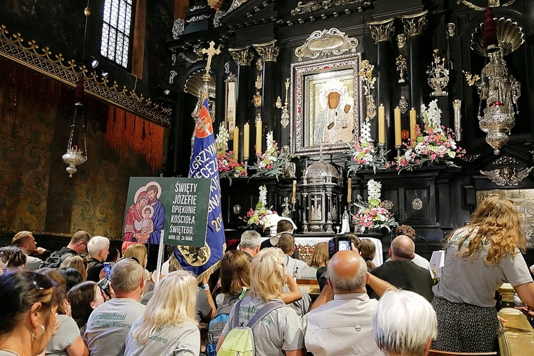 Z Pomorza na Jasną Górę - tysiące pątników wyruszają w drogę