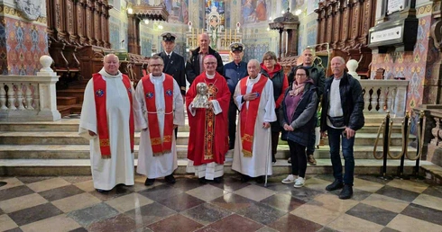 Pielgrzymi na łodziach