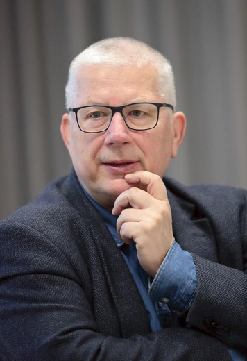 Prof. dr hab. Ryszard Kaczmarek  historyk, pracownik Instytutu Historii Uniwersytetu Śląskiego w Katowicach oraz Instytutu Badań Regionalnych Biblioteki Śląskiej w Katowicach. Bada historię Polski XX wieku, historię Niemiec w XIX–XX wieku oraz historię Śląska. Autor wielu publikacji, m.in. wydanej w 2010 roku książki „Polacy w Wehrmachcie”.