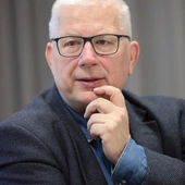 Prof. dr hab. Ryszard Kaczmarek  historyk, pracownik Instytutu Historii Uniwersytetu Śląskiego w Katowicach oraz Instytutu Badań Regionalnych Biblioteki Śląskiej w Katowicach. Bada historię Polski XX wieku, historię Niemiec w XIX–XX wieku oraz historię Śląska. Autor wielu publikacji, m.in. wydanej w 2010 roku książki „Polacy w Wehrmachcie”.