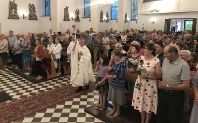 Róże pobłogosławił ks. prał. Marek Fituch.