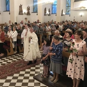 Róże pobłogosławił ks. prał. Marek Fituch.