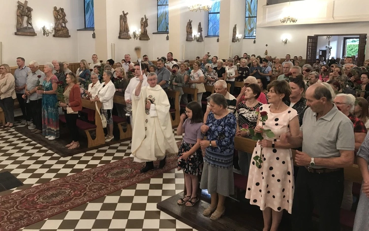 Róże pobłogosławił ks. prał. Marek Fituch.