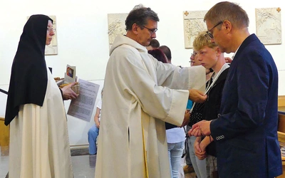 U sióstr karmelitanek kilkanaście osób założyło 16 lipca szatę Maryi. 