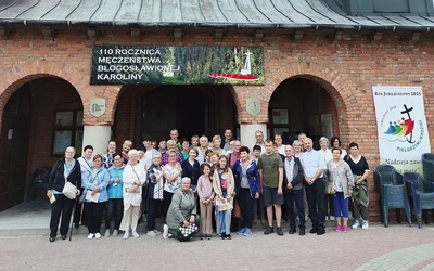 Parafialna grupa pielgrzymkowa z proboszczem ks. Jarosławem Wiśniewskim w sanktuarium bł. Karoliny Kózkówny w Zabawie.  