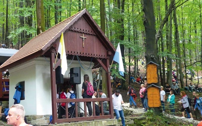 Leśna kaplica przyciąga pielgrzymów nie tylko z naszej diecezji.