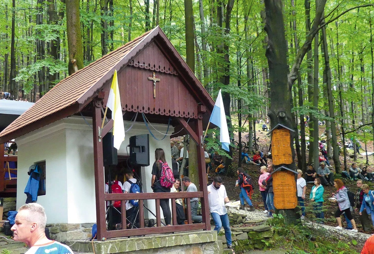 Leśna kaplica przyciąga pielgrzymów nie tylko z naszej diecezji.