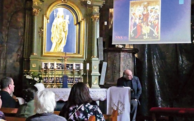Dr Wojciech Marcinkowski podczas odczytu w mikuszowickiej świątyni.