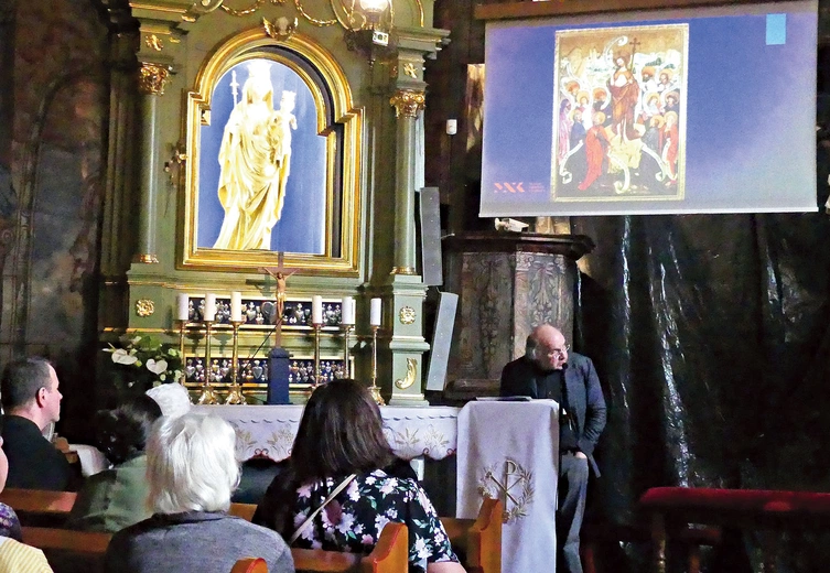 Dr Wojciech Marcinkowski podczas odczytu w mikuszowickiej świątyni.
