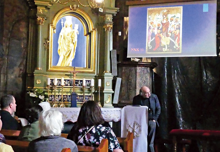 Dr Wojciech Marcinkowski podczas odczytu w mikuszowickiej świątyni.