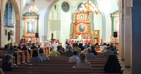 Najważniejszym elementem wystroju jest ołtarz główny z obrazem patrona, przedstawionego zgodnie z tradycyjną ikonografią w brązowym habicie, z Dzieciątkiem Jezus na ramieniu.