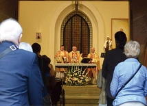 Eucharystia w klasztorze NMP Matki Kościoła i św. Józefa w Katowicach zgromadziła wielu wiernych, którzy chcieli modlić się wraz z siostrami karmelitankami.