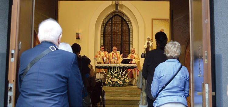 Eucharystia w klasztorze NMP Matki Kościoła i św. Józefa w Katowicach zgromadziła wielu wiernych, którzy chcieli modlić się wraz z siostrami karmelitankami.