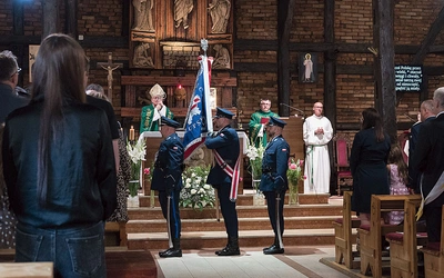Eucharystii towarzyszyły poczty sztandarowe.