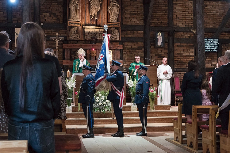 Eucharystii towarzyszyły poczty sztandarowe.