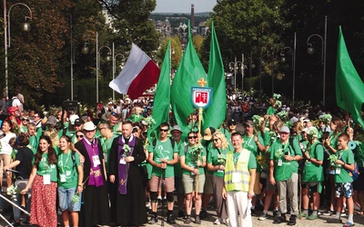 Dla każdego, kto choć raz dotarł na Jasną Górę, Maryja prędzej czy później staje się Mamą w niebie. 